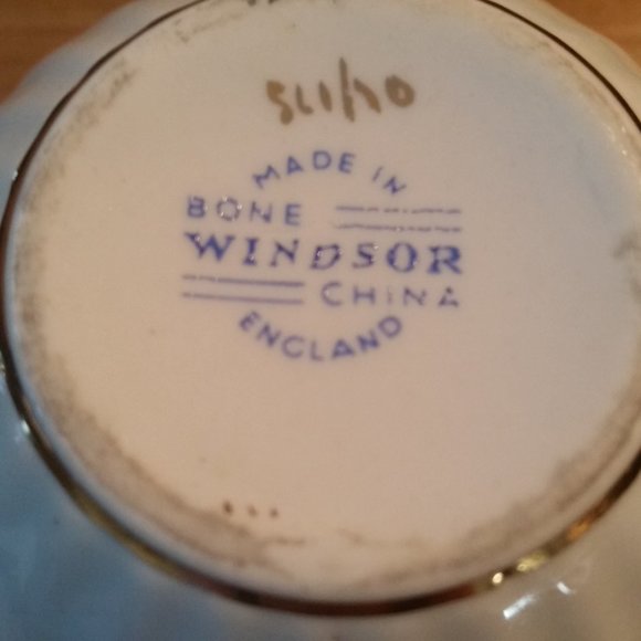 Bone China - Tea Cup and Saucer Set - Picture 2 of 3